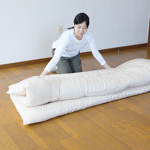 こたつ布団をたたむ