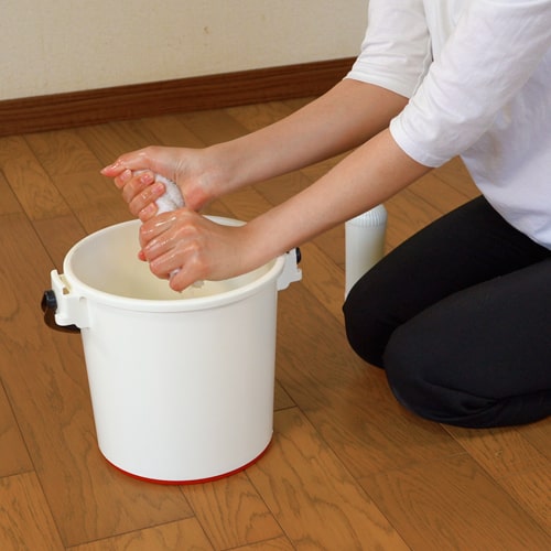 汚れた部分を水拭き