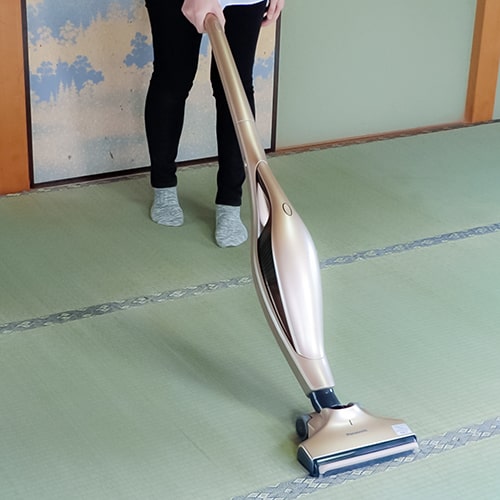 ゴミや埃は、掃除機やほうきで掃き出す