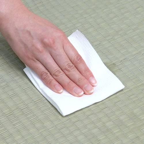 ティッシュで拭きとる