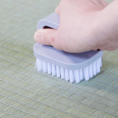 畳の目に入り込んだら、ブラシで除去