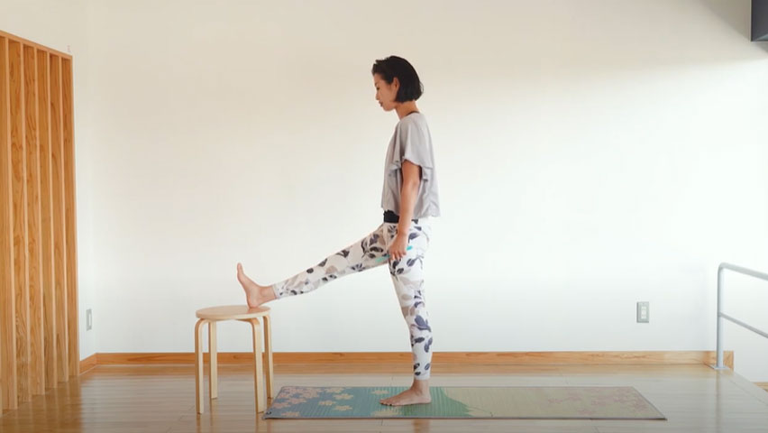 右足を台の上に置く。