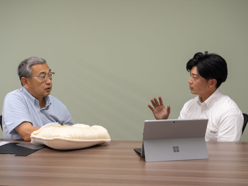 新製品の開発について議論し合う江口と中村