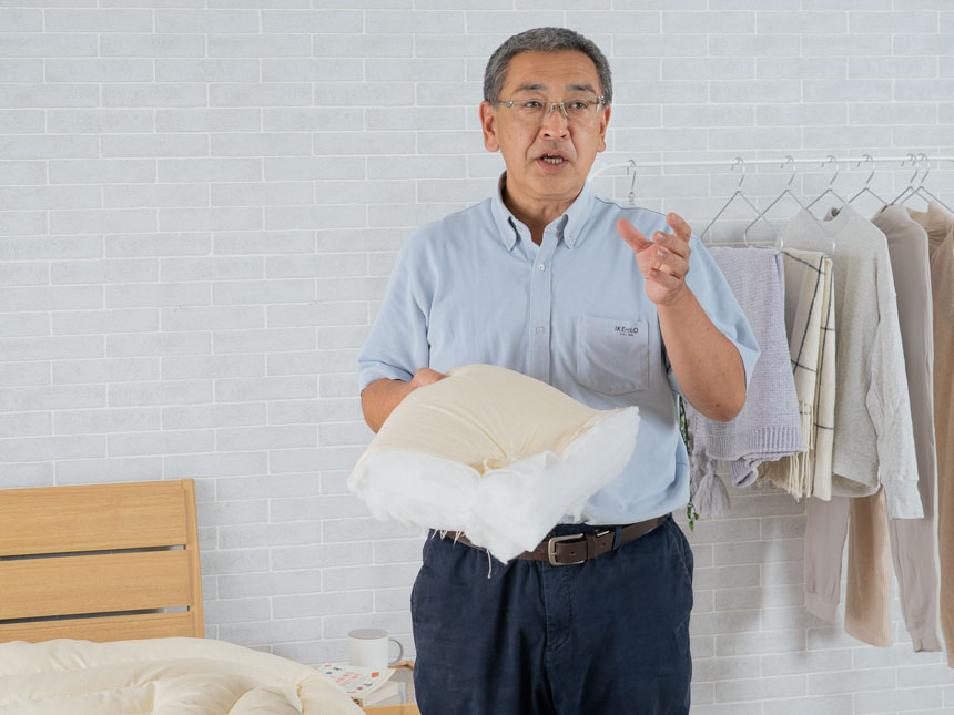 滅ダニ敷布団について熱く語る中村