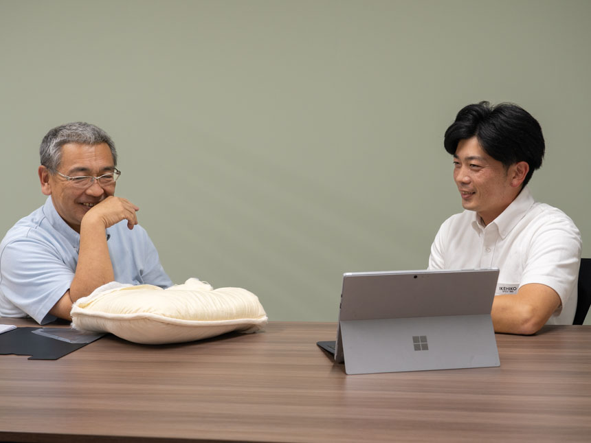 江口と中村の談笑シーン