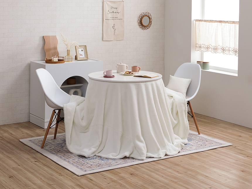 カフェテーブルとセットになったハイタイプこたつも新登場!