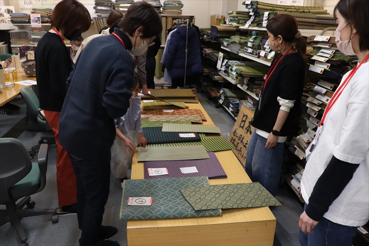 い草の壁貼り体験