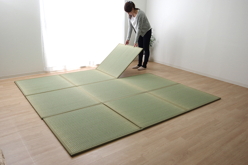 置き畳を設置する様子
