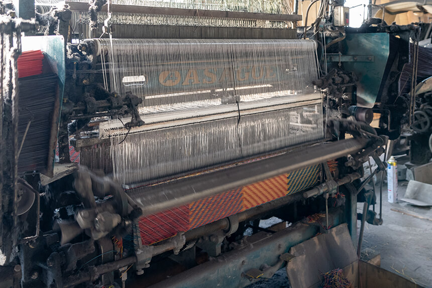 カラフルブロックの織機。縦糸は三百数十本に及ぶ。