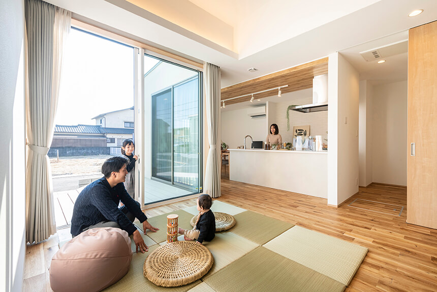家族の集まるリビングは、い草の置き畳でくつろぎと癒しの空間