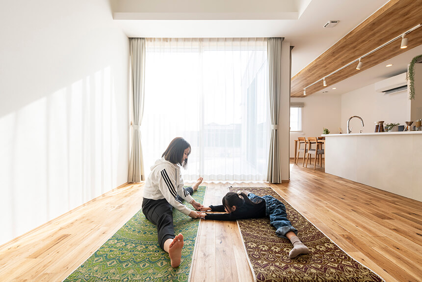 親子でリビングで畳ヨガ