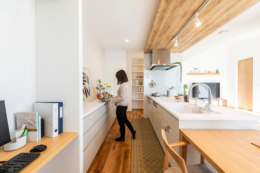 オシャレな無垢床を邪魔しない、素朴ない草のキッチンマット