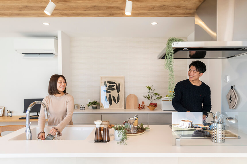 インテリアも楽しめるカップボードには、ちょこんとかわいいデオグラスを