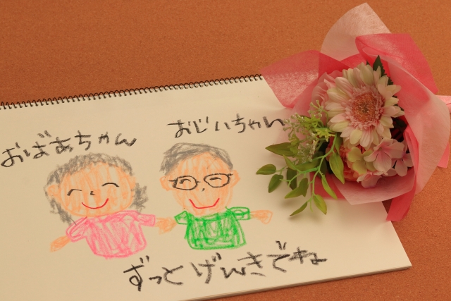 写真集や手紙、孫からの絵