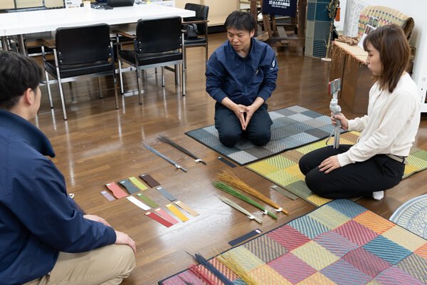 カラフルブロックに使われているい草の色について話している様子