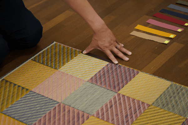 ラグに11番の生地を当てている様子