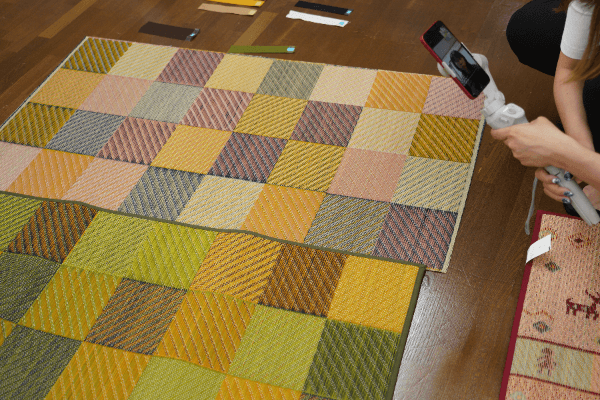 ラグに8番のヘリがついたラグを当てている様子