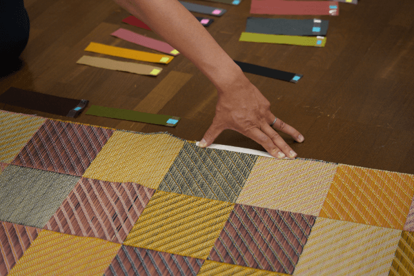 ラグに9番のヘリのサンプルを当てている様子