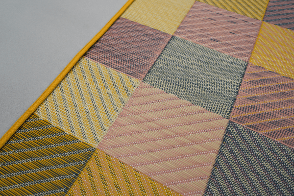 ラグに2番の黄色のヘリがついたラグを当てている様子