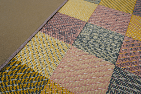 ラグに15番のヘリがついたマットを当てている様子