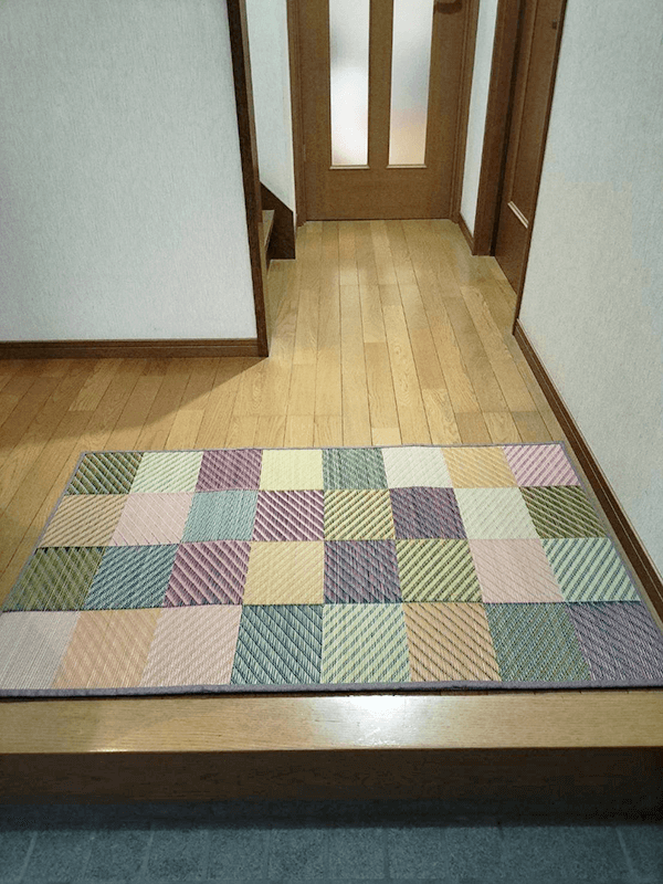 るるさんのお宅の玄関にい草マットを敷いている様子