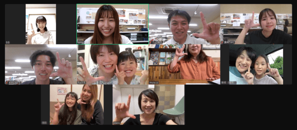 「イケヒコ」の「イ」ポーズでの集合写真