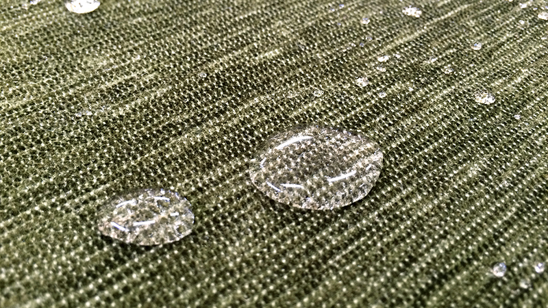 ラグ「モデルノ」の撥水風景