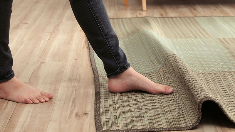 カーペット滑り止めシート 滑り止め 絨毯滑り止めシート ラグ ずれ防止　20枚 Amazon | カーペット滑り止めシート【超強力＆繰り返し使用でき＆床に