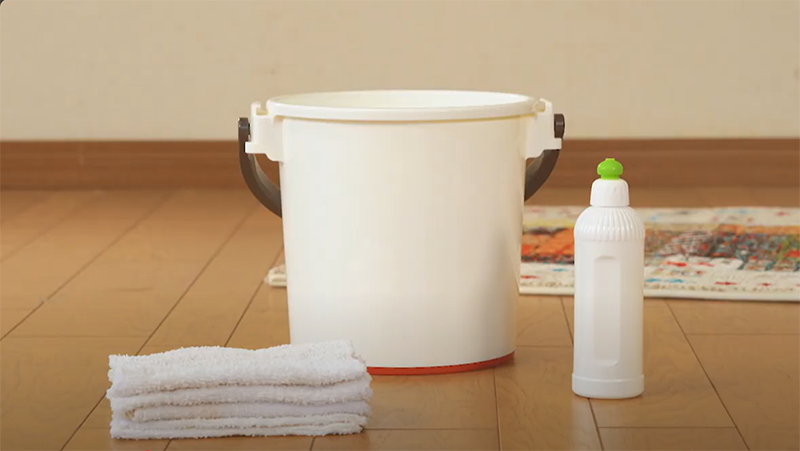 バケツと雑巾と中性洗剤とラグ