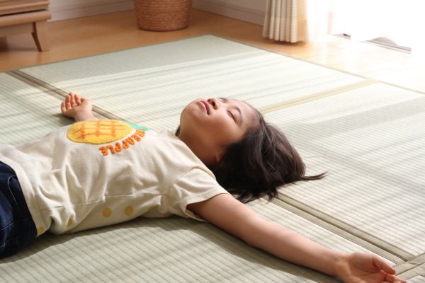 置き畳の上で寝転がる