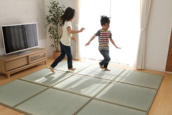 置き畳の上で走りまわる